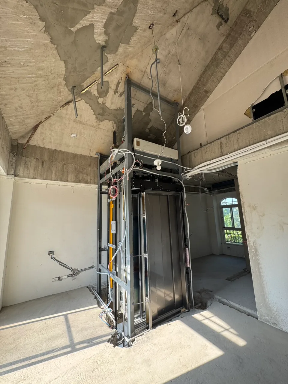 舊建築室內的電梯井道鋼構安裝施工現場